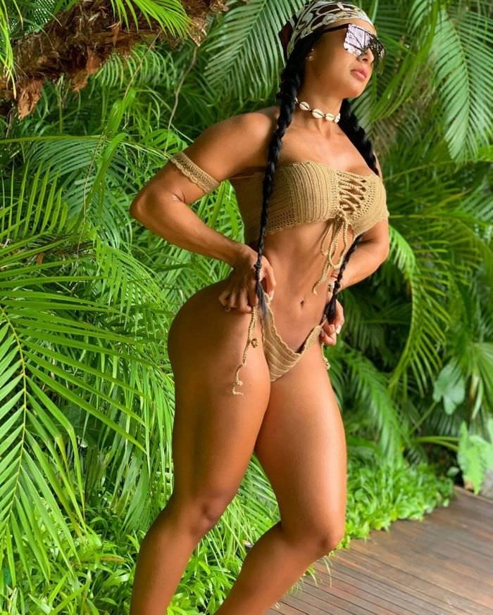 Молоді дівчата з вузькою талією – фото 23