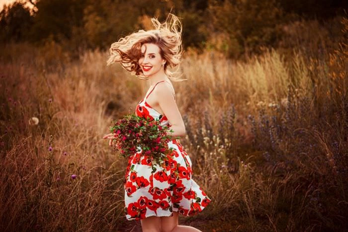 Гарні дівчата в вузьких сукнях – фото 3