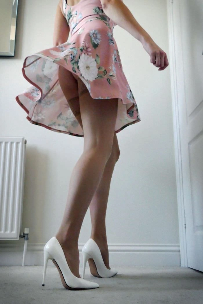 Гарні дівчата в вузьких сукнях – фото 7