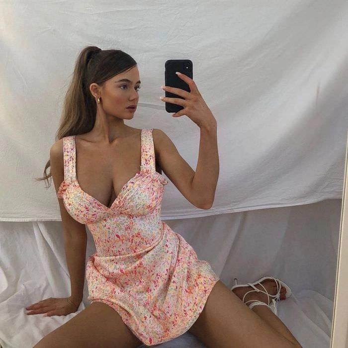 Гарні дівчата в вузьких сукнях – фото 20