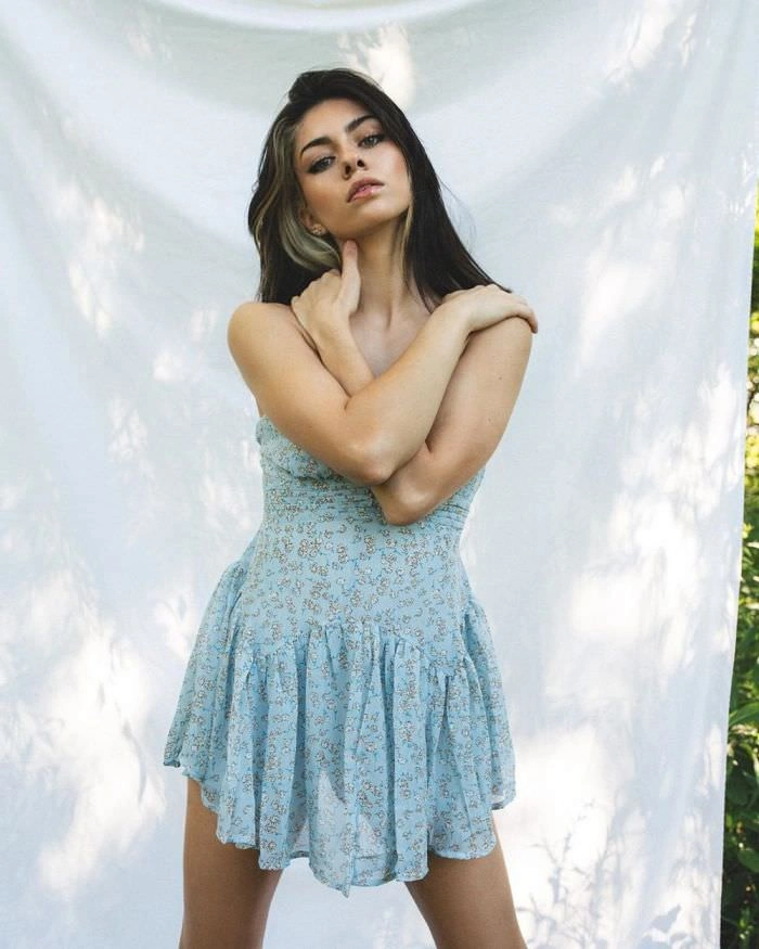 Гарні дівчата в вузьких сукнях – фото 21