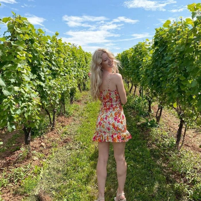 Гарні дівчата в вузьких сукнях – фото 25